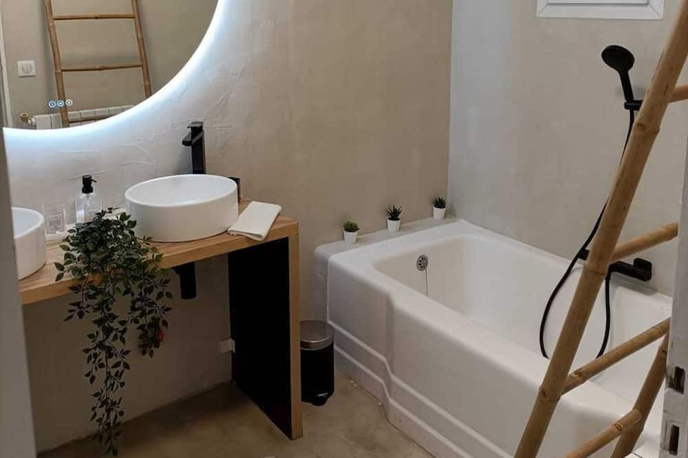 Photo of Bathroom in Villeneuve-le-Roi