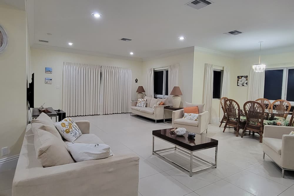 Photo of Livingroom in Bahamia West