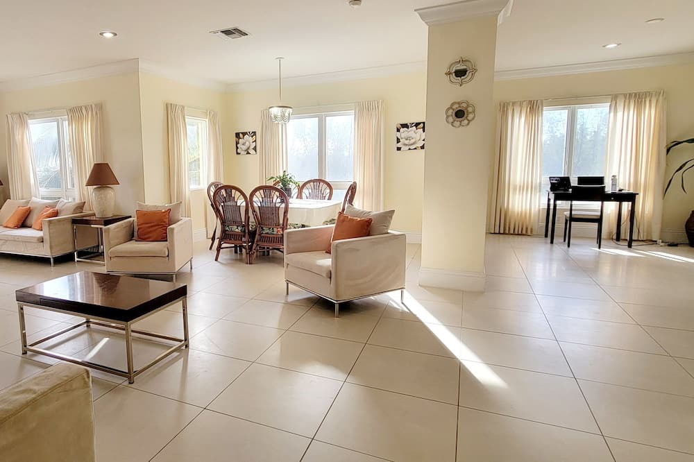 Photo of Livingroom in Bahamia West