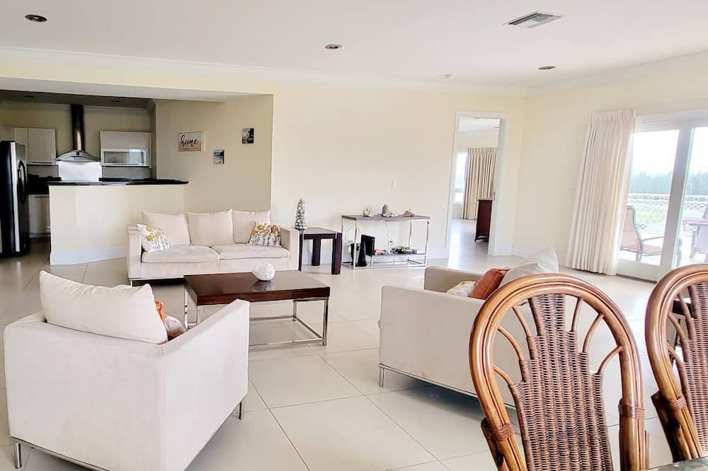 Photo of Livingroom in Bahamia West