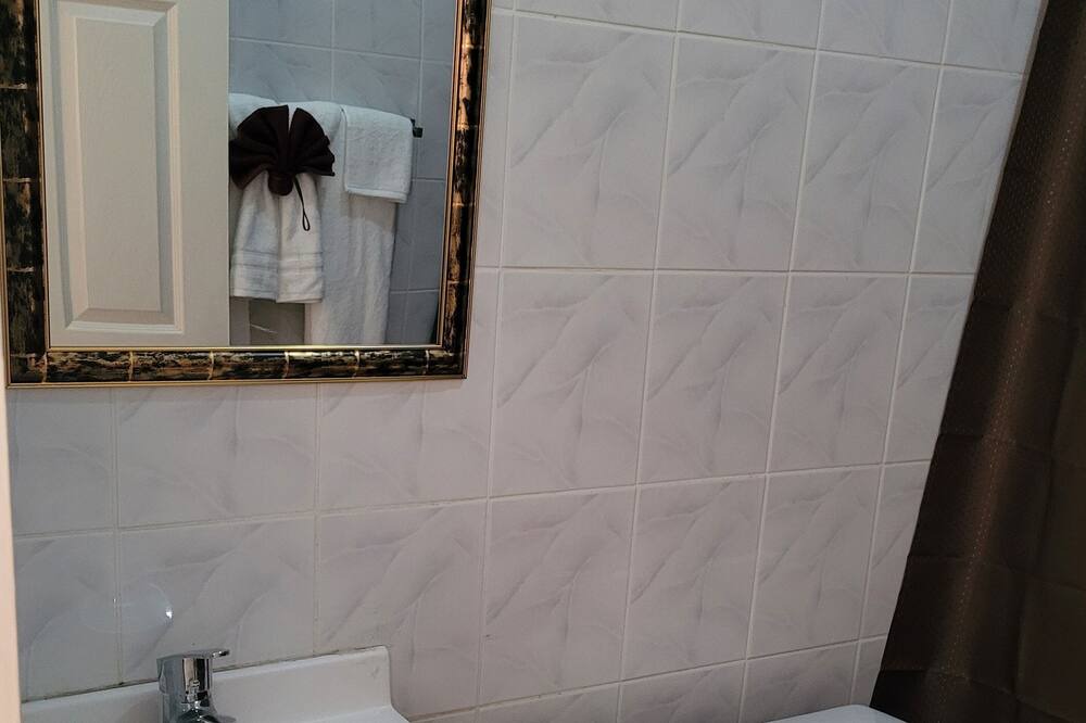 Photo of Bathroom in Tower Isle