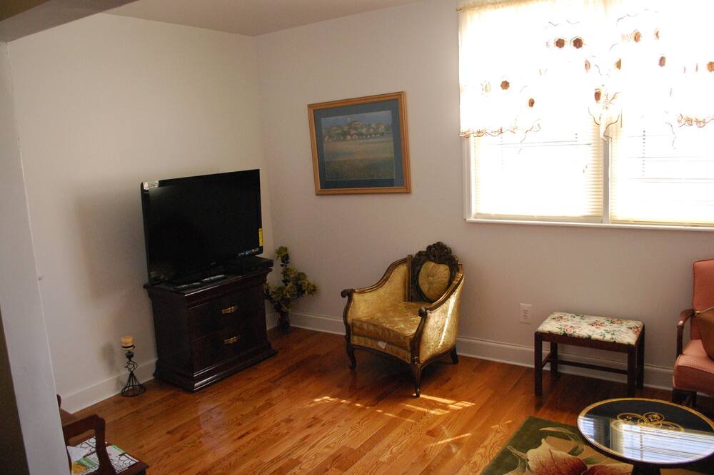 Photo of Livingroom in Canarsie
