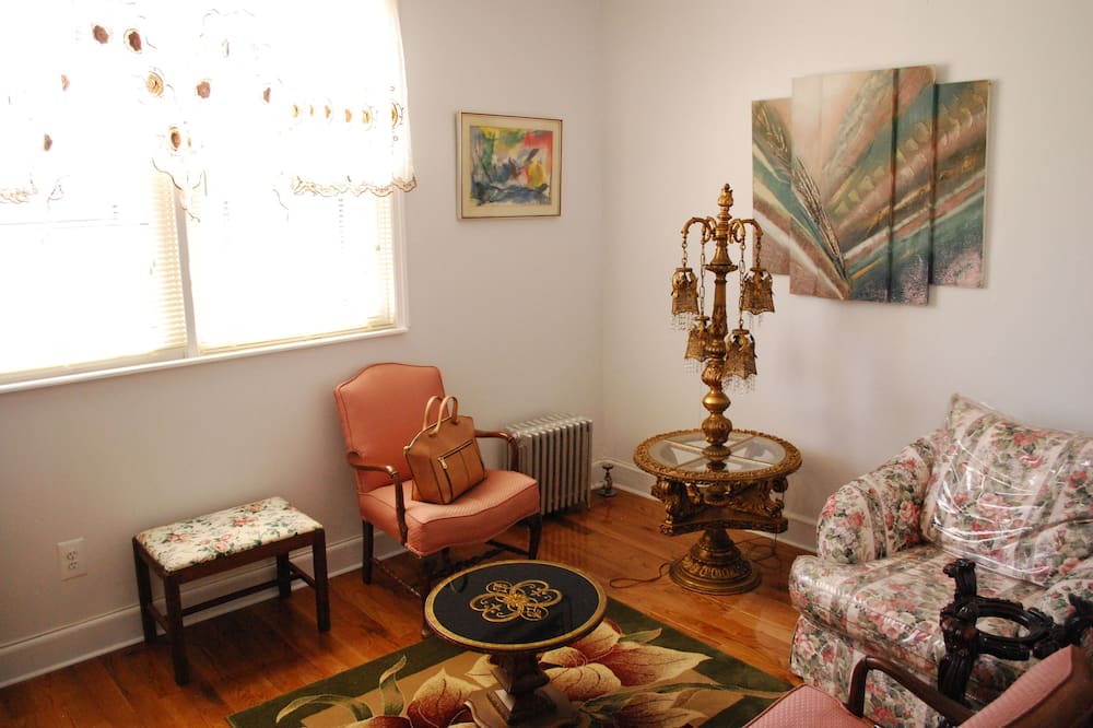 Photo of Livingroom in Canarsie