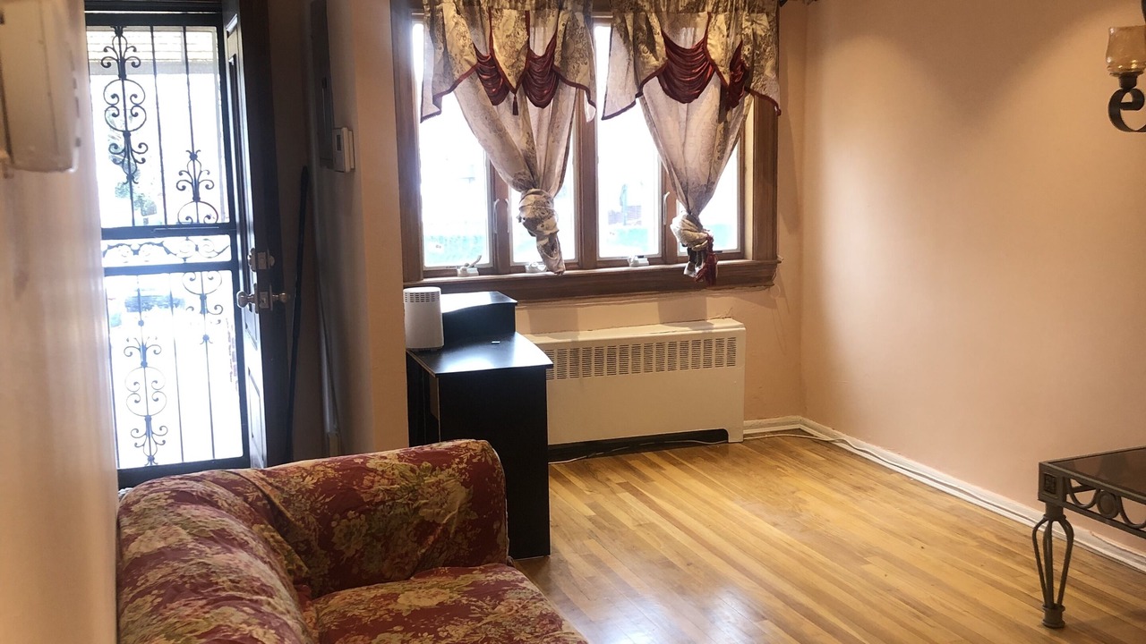 Photo of Livingroom in Mill Basin