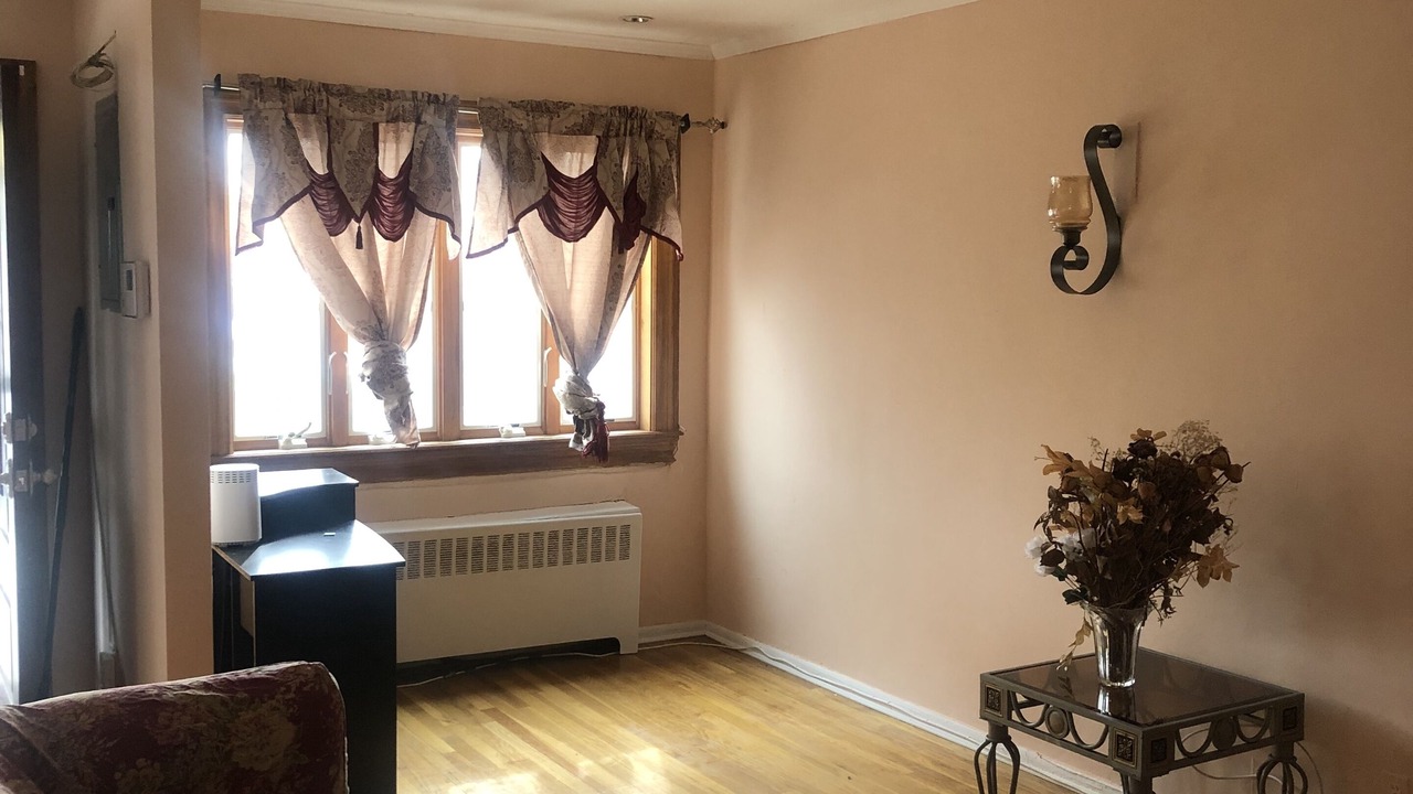 Photo of Livingroom in Mill Basin