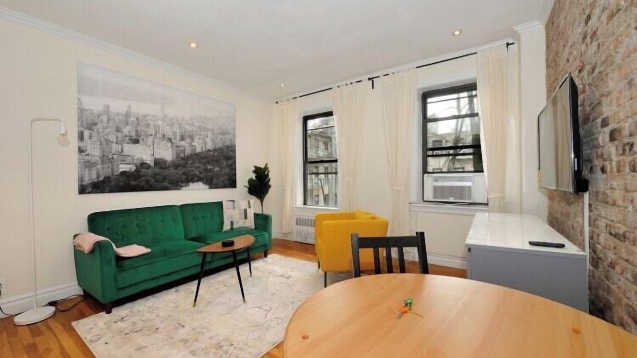 Photo of Livingroom in Sutton Place