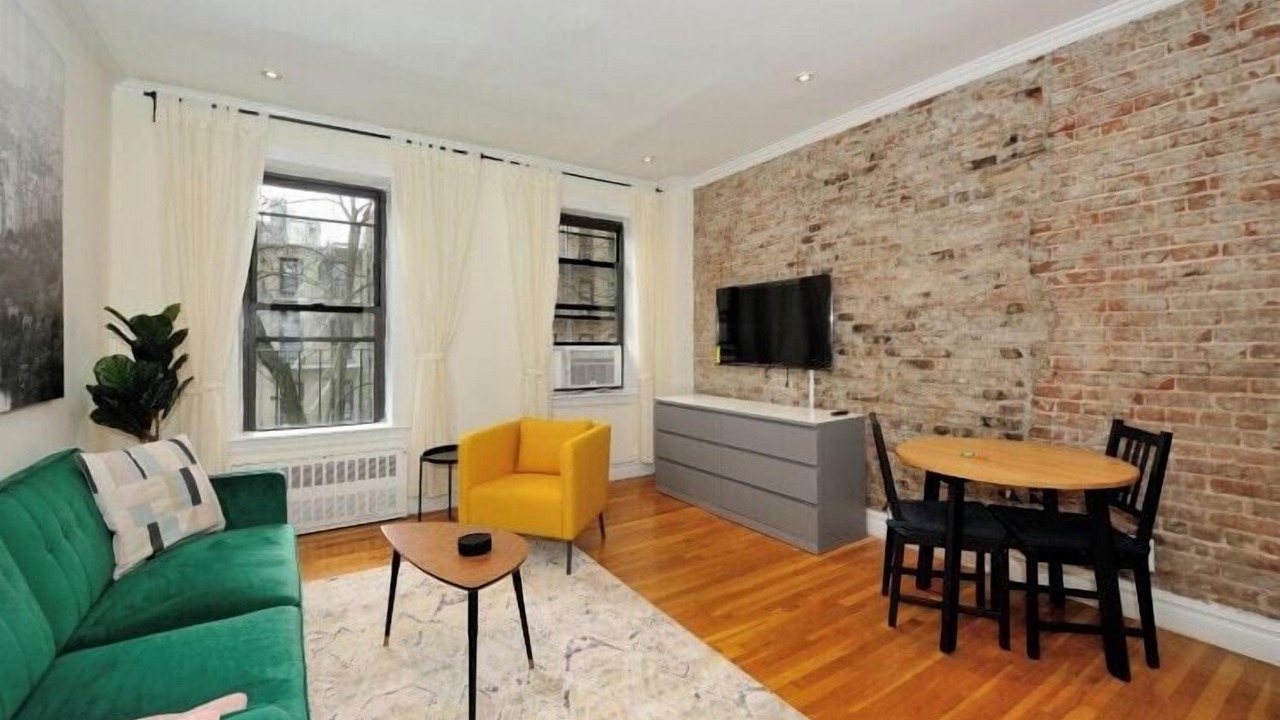 Photo of Livingroom in Sutton Place