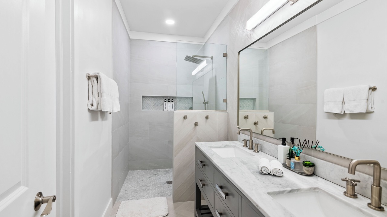 Photo of Bathroom in Tar Bay