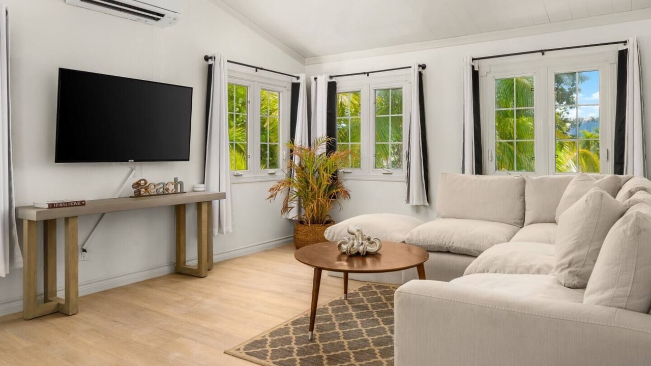 Photo of Livingroom in Leeward Settlement