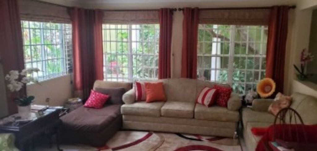 Photo of Livingroom in Eastwood Park