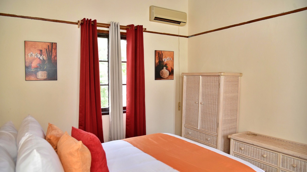 Photo of Bedroom in Whitehouse