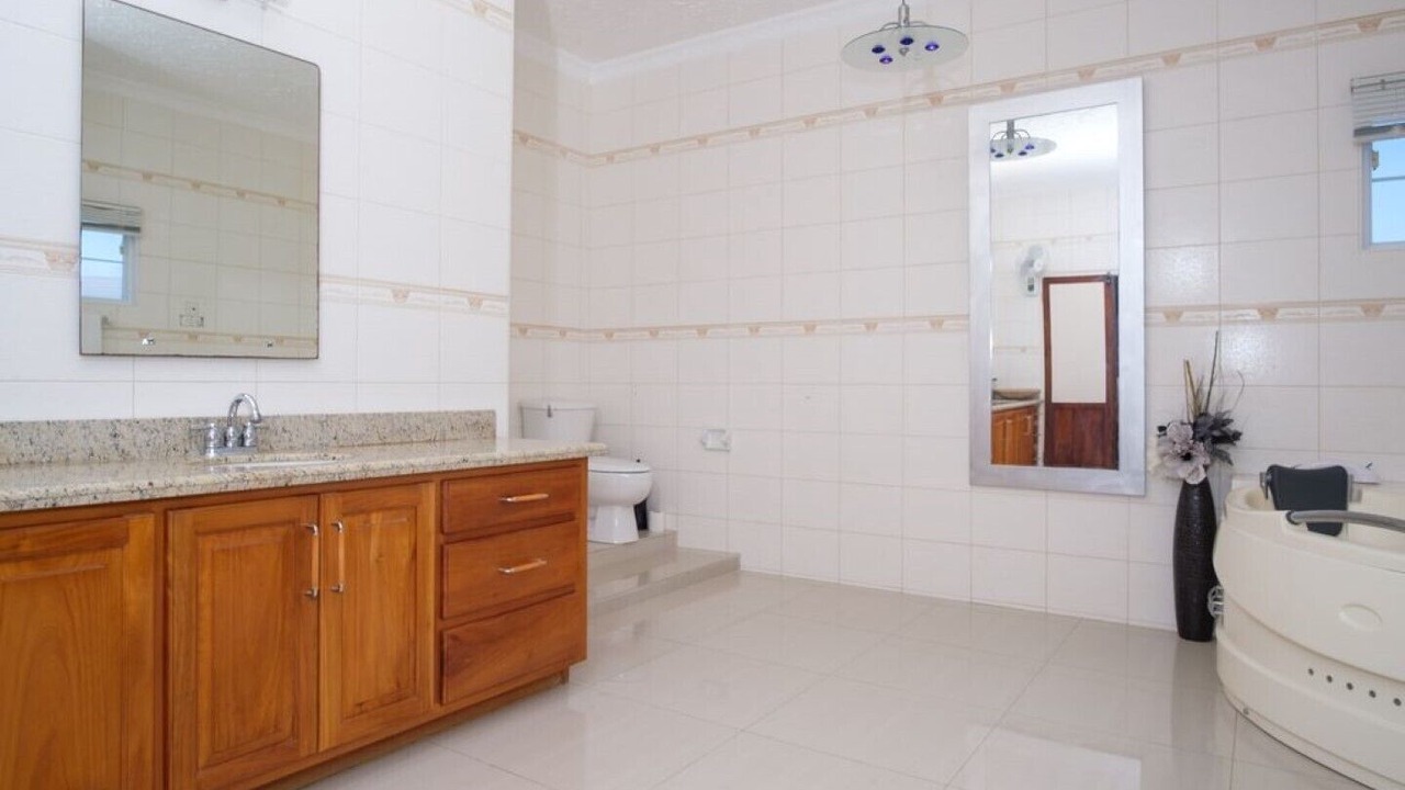 Photo of Bathroom in Tower Isle