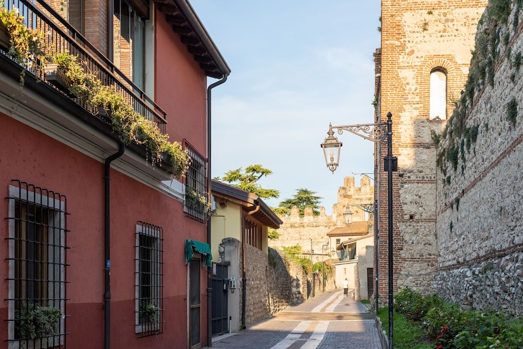 Photo of Buildings in Montioni