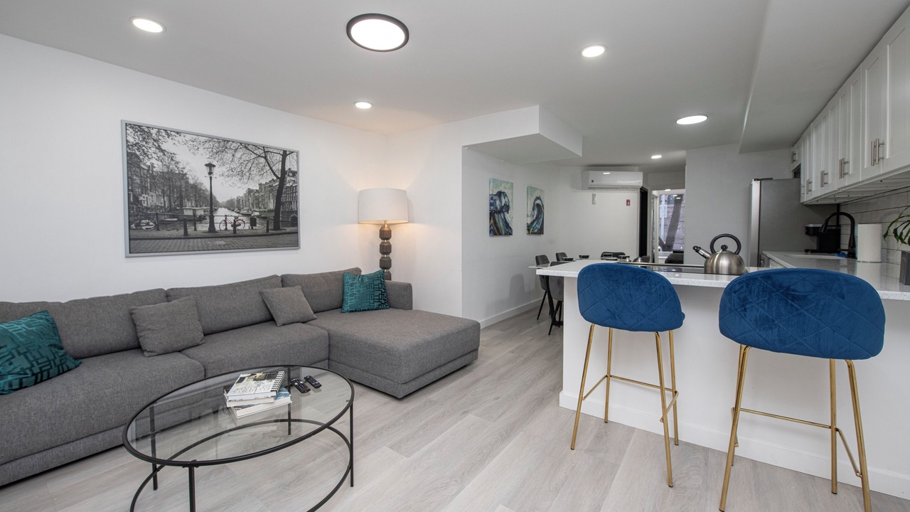 Photo of Livingroom in Sutton Place