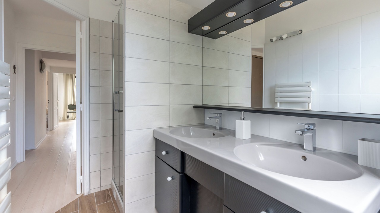 Photo of Bathroom in Le Parc Saint-Maur
