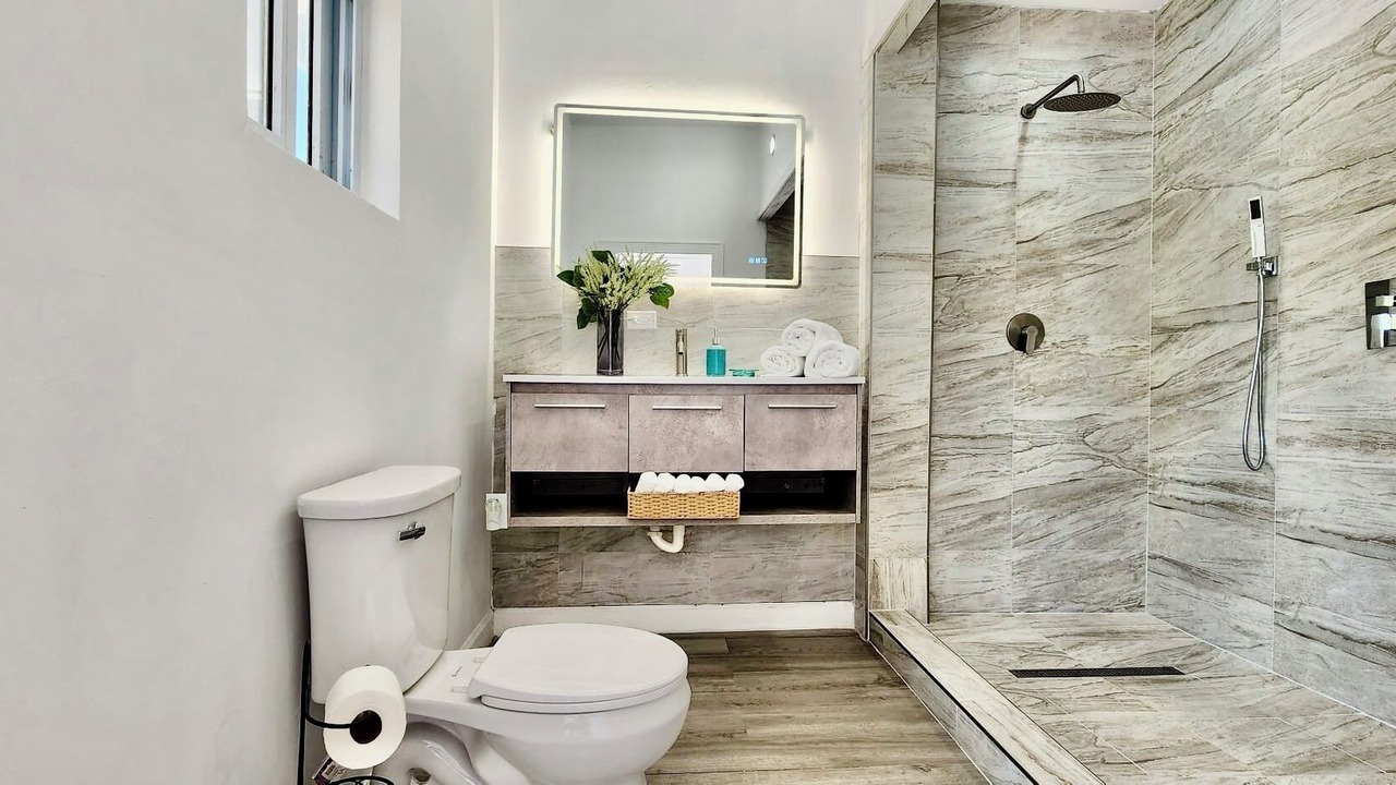 Photo of Bathroom in Rokers Point