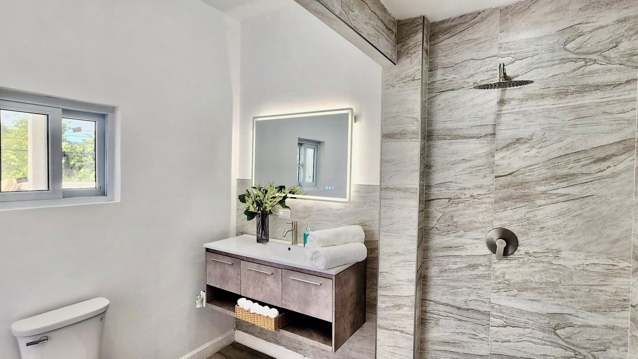 Photo of Bathroom in Rokers Point