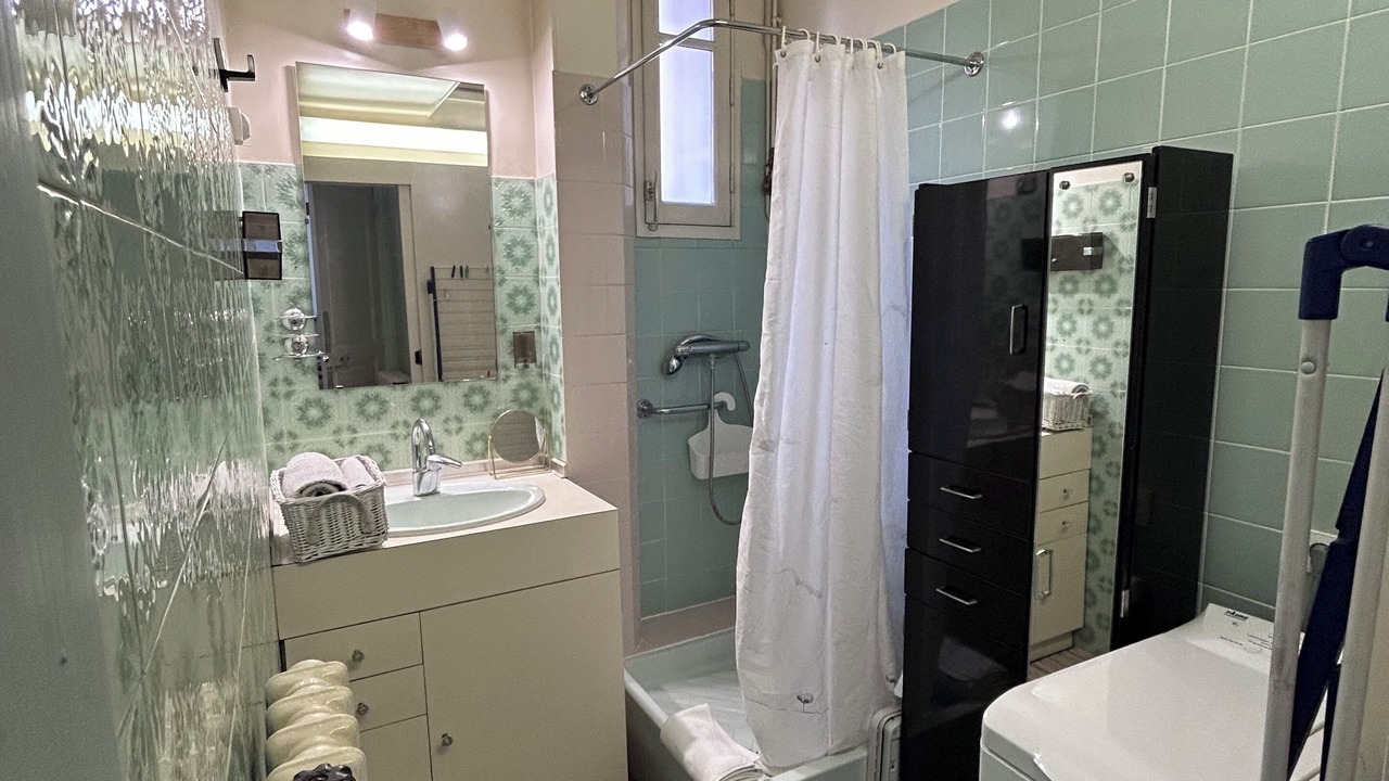 Photo of Bathroom in Porte-Saint-Martin