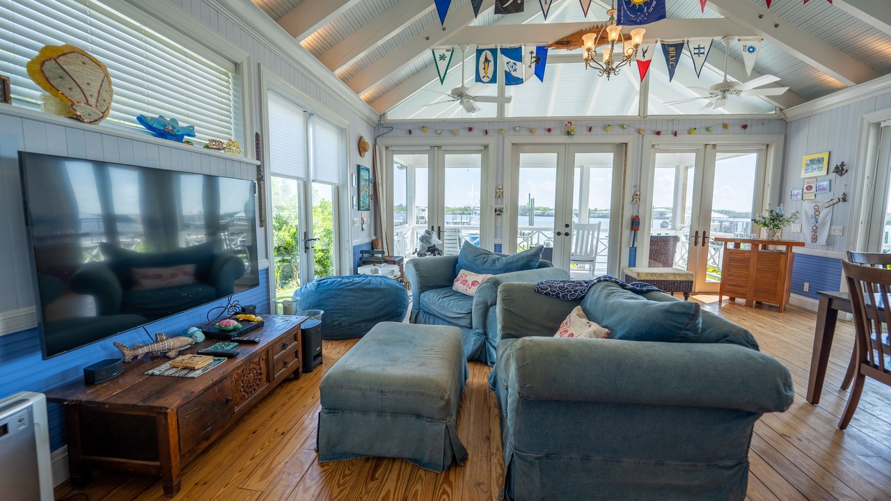 Photo of Livingroom in Green Turtle Cay
