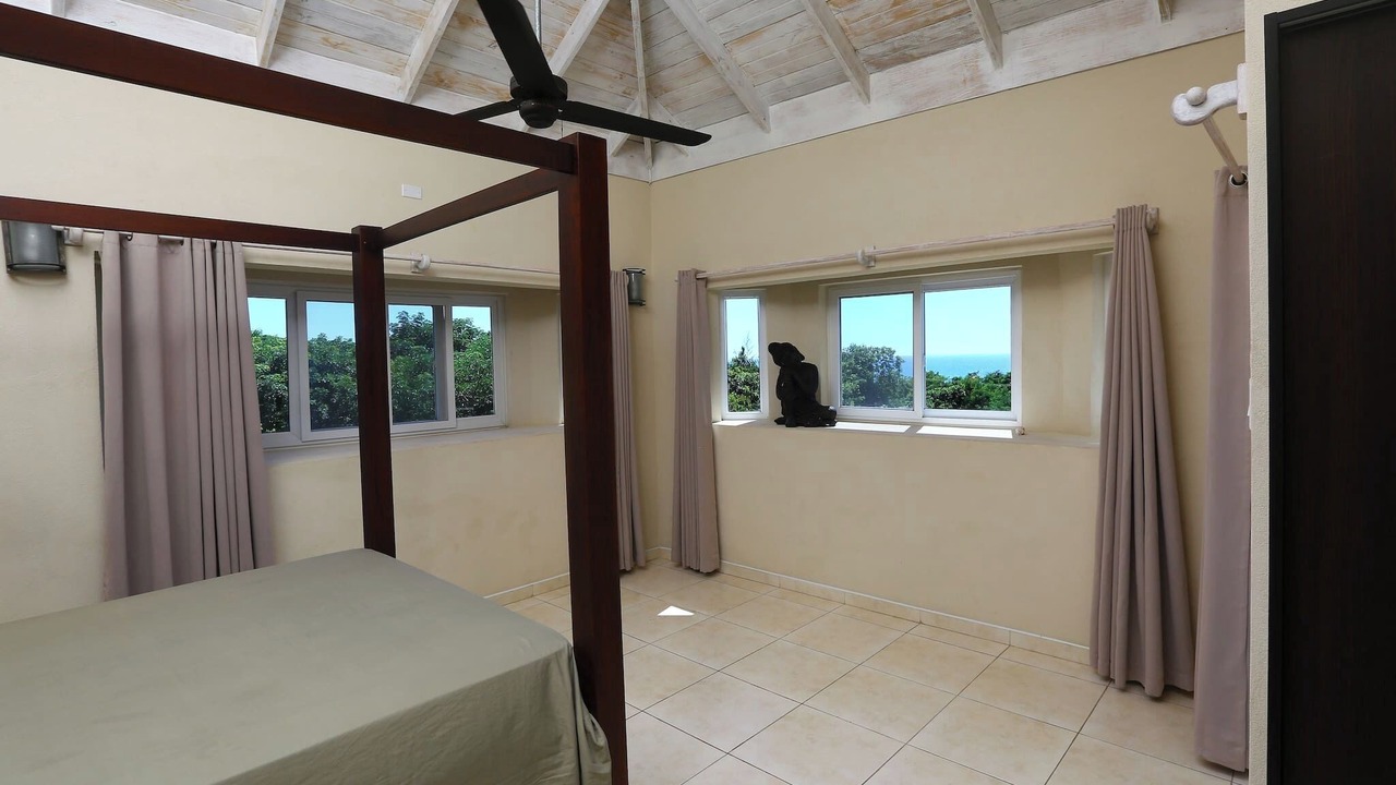 Photo of Bedroom in Whitehouse