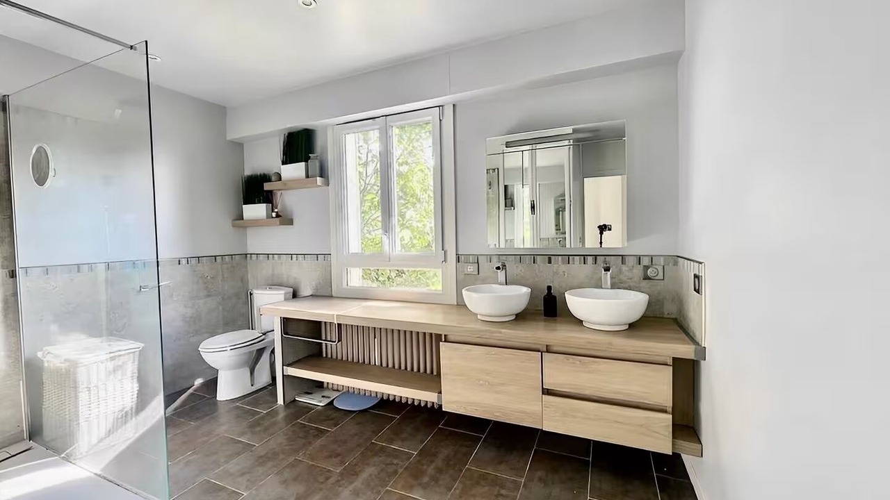 Photo of Bathroom in Le Plessis-Robinson