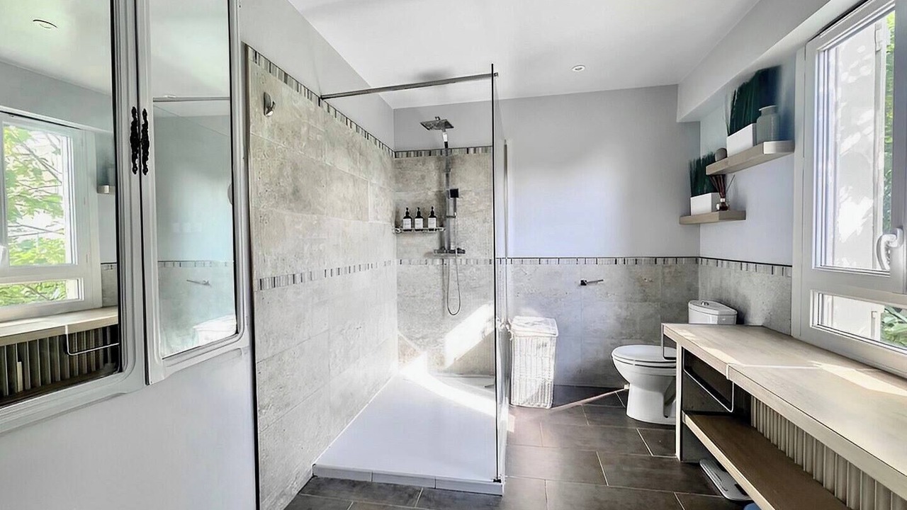 Photo of Bathroom in Le Plessis-Robinson