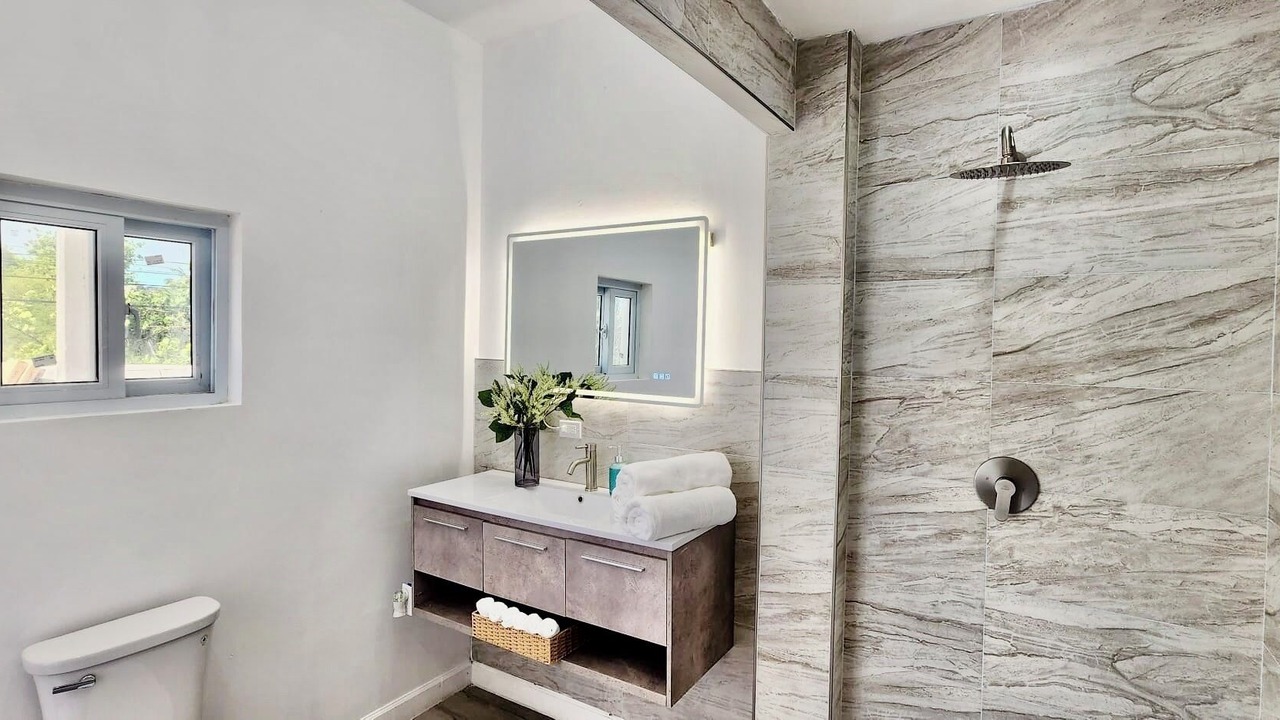 Photo of Bathroom in Rokers Point