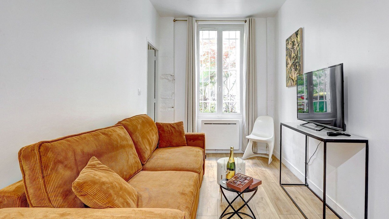 Photo of Livingroom in 10th Arrondissement