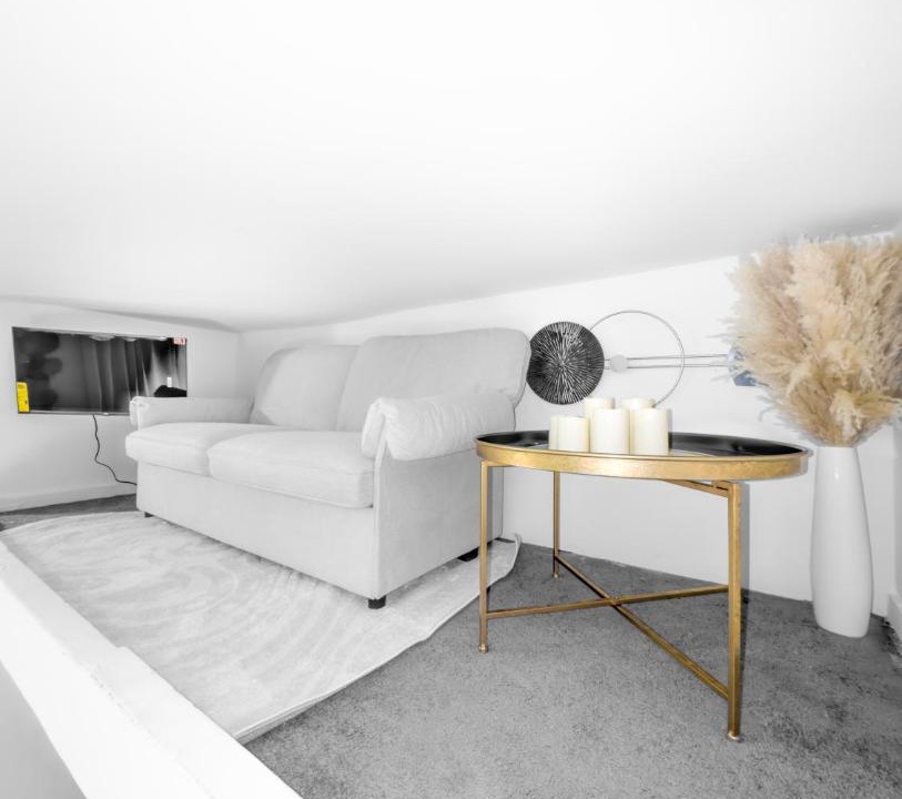 Photo of Livingroom in Sutton Place