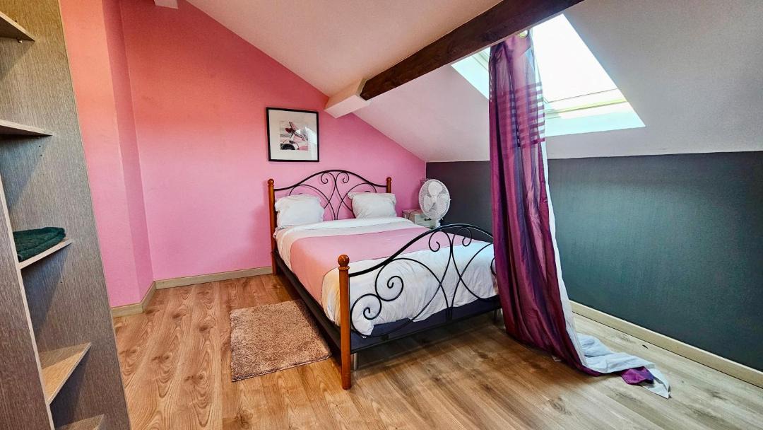 Photo of Bedroom in Stains