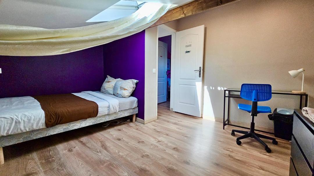 Photo of Bedroom in Stains