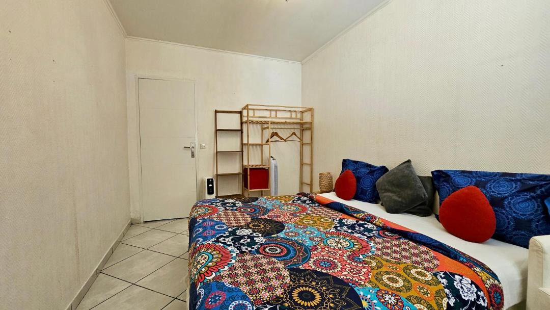 Photo of Bedroom in Stains