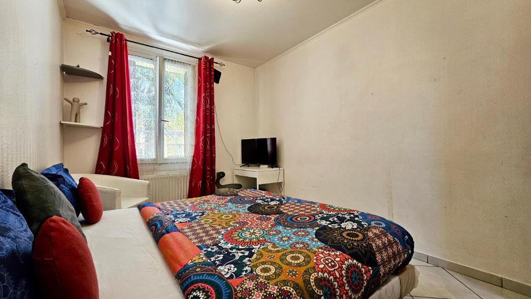 Photo of Bedroom in Stains