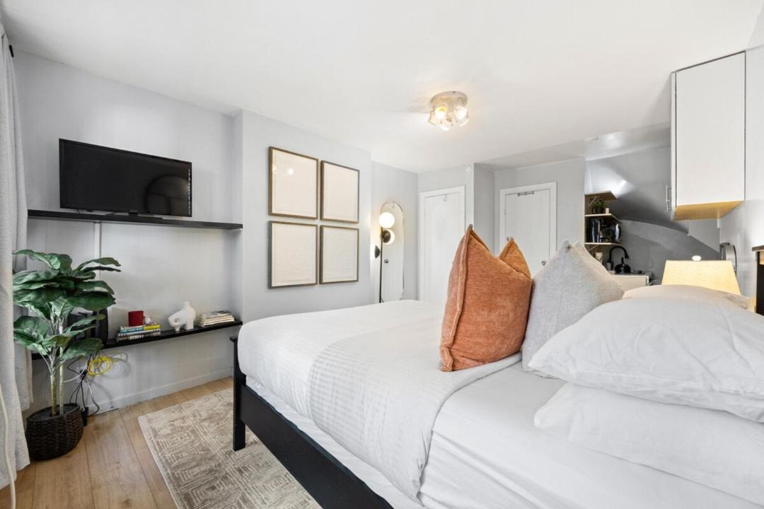 Photo of Bedroom in Midtown West