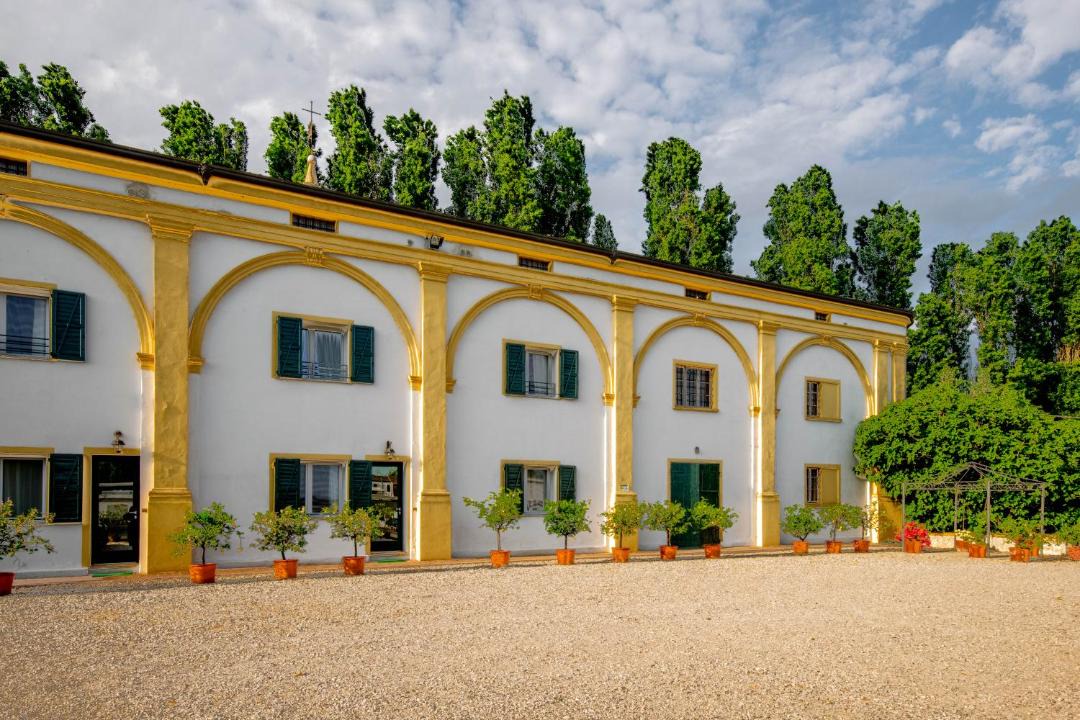 Photo of Buildings in Concamarise