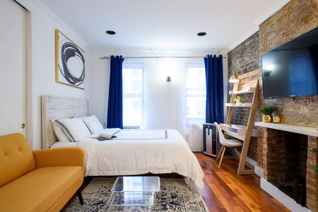 Photo of Livingroom in Peter Cooper Village