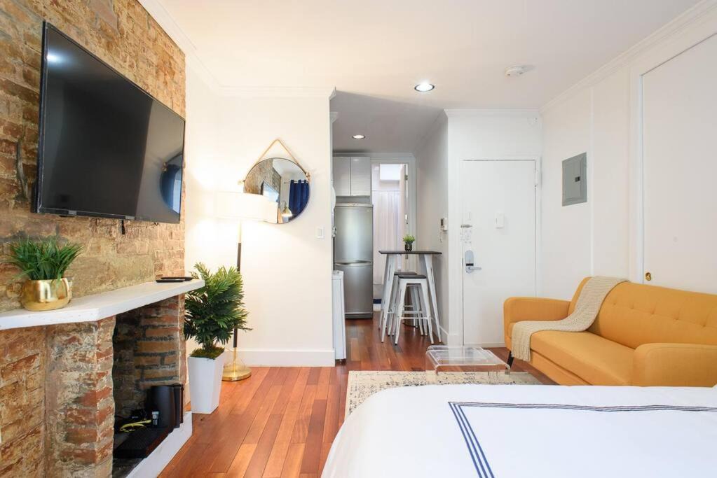 Photo of Livingroom in Peter Cooper Village