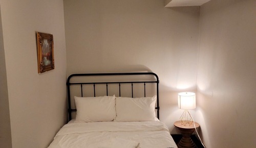 City Studio (Shared Bathroom)