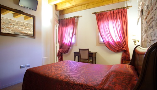 Single Room (French Bed)