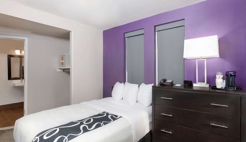 Deluxe Room, 1 Double Bed, Accessible, Non Smoking (Mobility/Hearing Impaired)