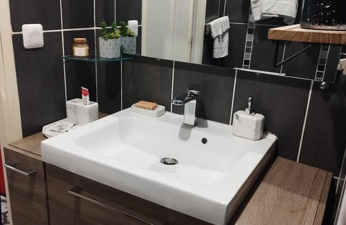 Paray-Vieille-Poste Bed & Breakfast | Comfortable room with private bathroom near Orly airport and Paris