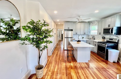 Castleton Corners Apartment | Apartment in Staten Island - 3BR - 24/7 Concierge, Parking Spot, High-Speed WiFi