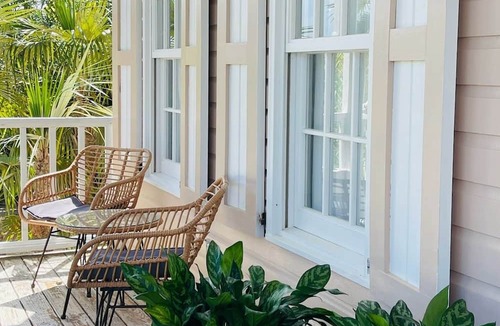 North Palmetto Point Cottage | CASA OM Charming Cottage Retreat in N. Palmetto Point w/roof deck & sea view