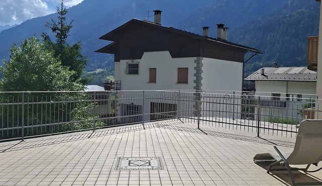 Bocenago Duplex Apartment with Mountain View, Private Terrace and Wi-Fi